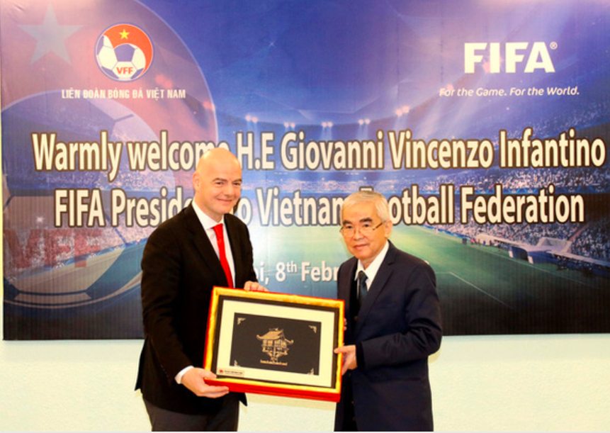Ông Lê Hùng Dũng tiếp chủ tịch FIFA tại trụ sở VFF vào năm 2018